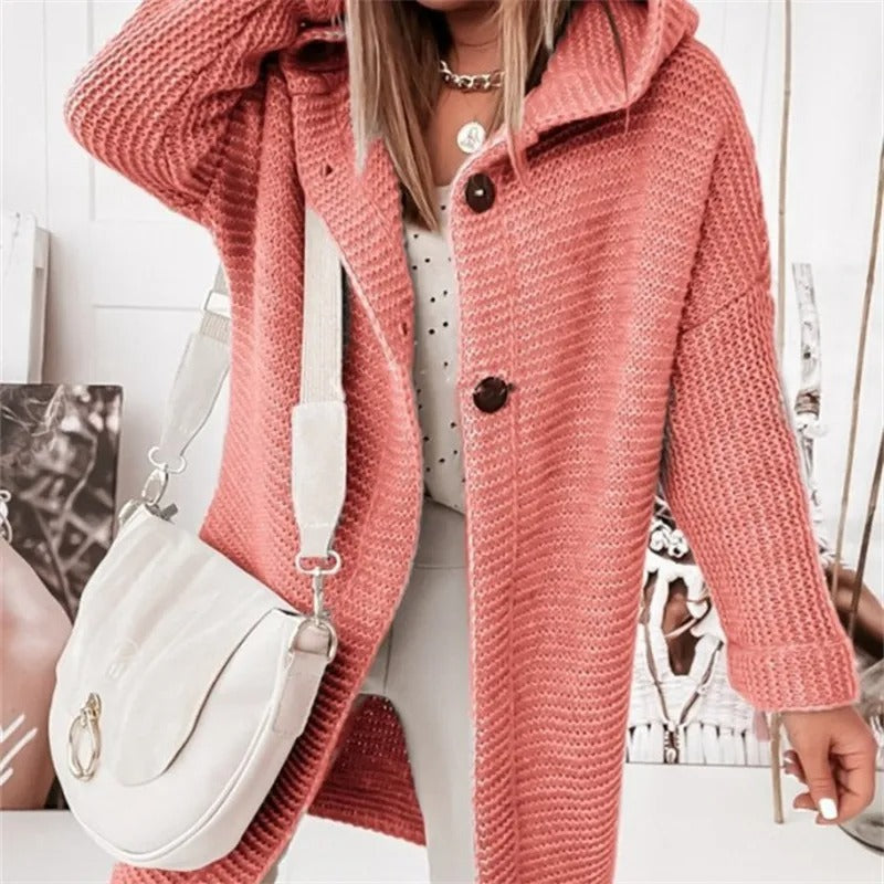 Femme portant un manteau en tricot rose avec un sac à main blanc. Mode automne, style décontracté, tendance féminine, accessoires élégants.