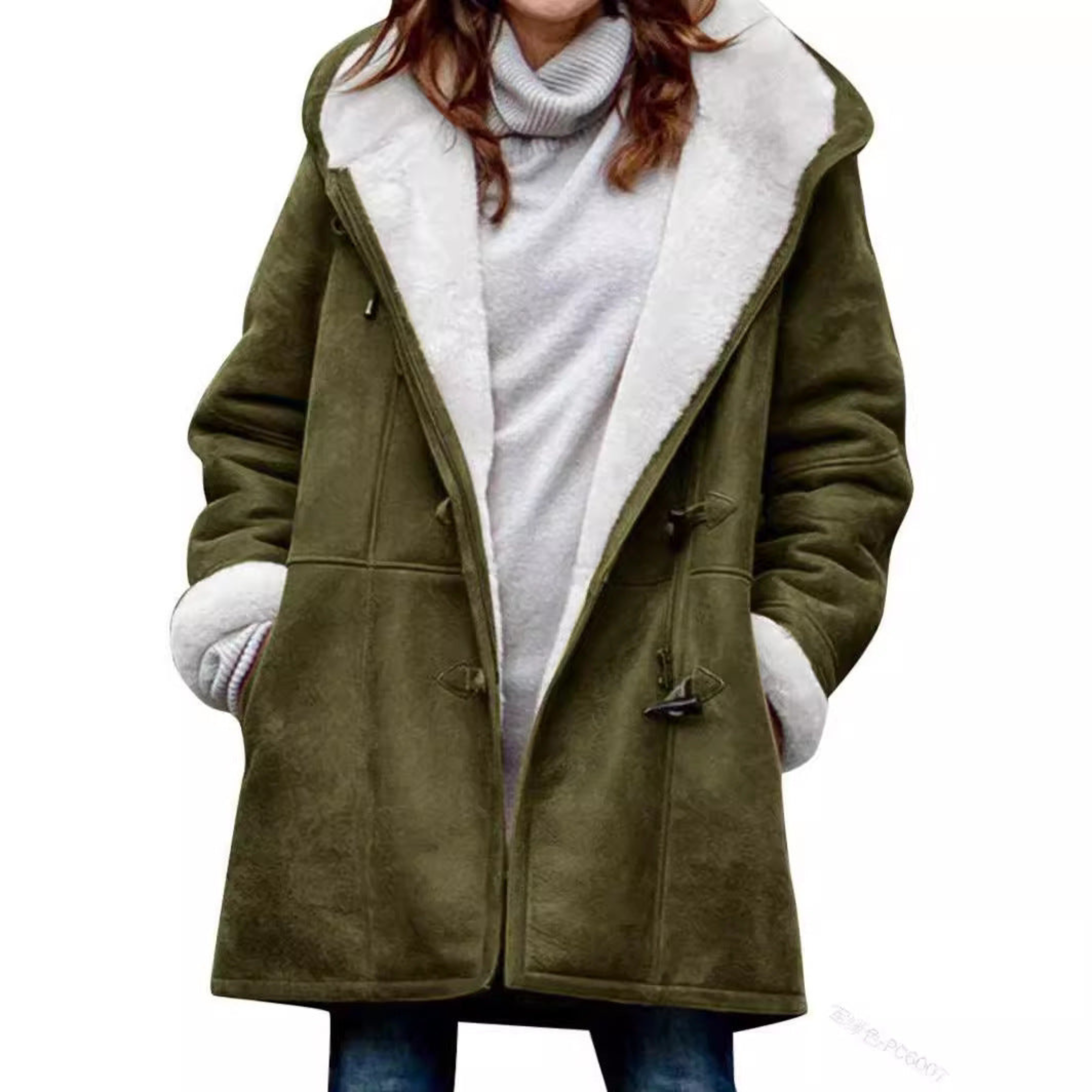 Manteau vert en laine avec doublure blanche, capuche et boutons en bois, porté par une femme en pull gris. Mode hiver, style décontracté.