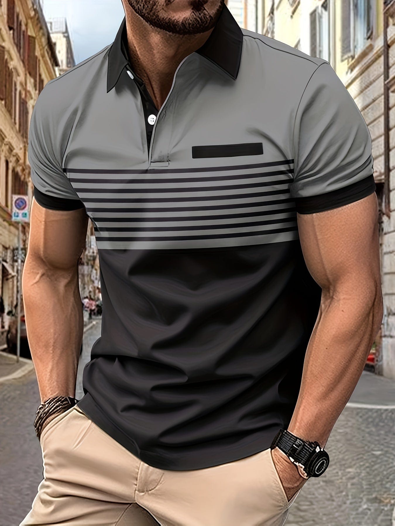 Homme portant un polo rayé gris et noir, manches courtes, dans une rue urbaine. Mode masculine, style décontracté, tenue estivale élégante.