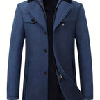 Manteau homme bleu marine élégant, style trench-coat, avec fermeture éclair et boutons, col rabattu, poches avant. Mode masculine automne-hiver.