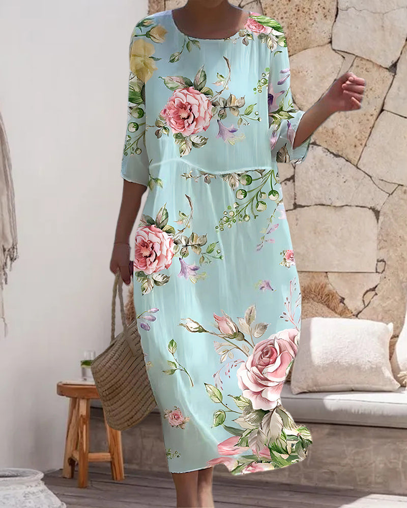 Robe fleurie femme, manches trois-quarts, fond bleu clair, motifs roses et feuillages, style décontracté, idéale pour l'été et les sorties décontractées.