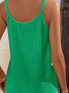 Débardeur vert en tissu texturé porté par une femme, dos visible. Mode estivale, vêtement léger, style décontracté.