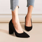 Escarpins noirs à talons hauts portés avec un jean déchiré. Chaussures élégantes pour femmes, mode tendance, style chic et moderne.