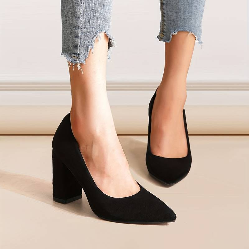 Escarpins noirs à talons hauts portés avec un jean déchiré. Chaussures élégantes pour femmes, mode tendance, style chic et moderne.