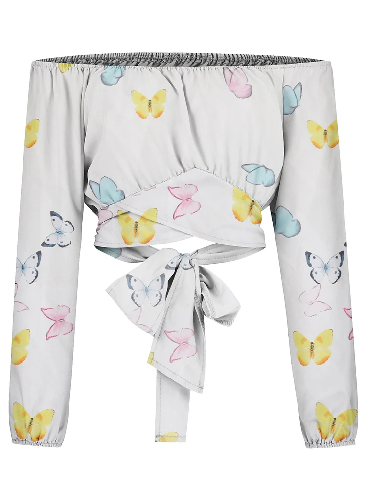 Top à épaules dénudées avec imprimé papillons multicolores, manches longues et nœud à la taille. Mode féminine, style bohème, tendance printemps.