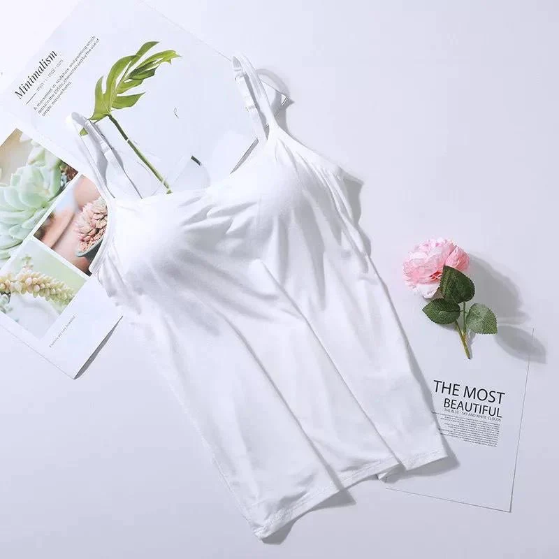 Débardeur blanc en coton sur fond blanc, accompagné de magazines et d'une fleur rose. Mode féminine, vêtement basique, style minimaliste.