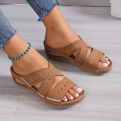 Sandalia ortopédica cómoda con tacón de cuña abierto: sujeción y estilo al mismo tiempo. 