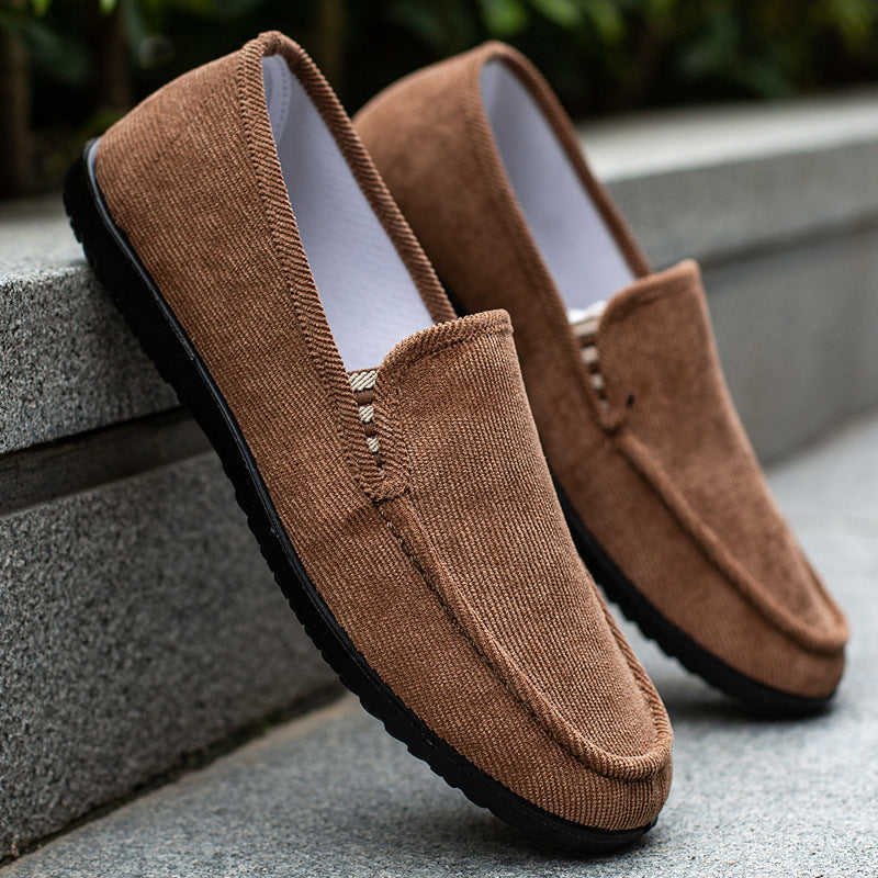 Mocasines de pana para hombre con suela antideslizante: cómodos y duraderos.