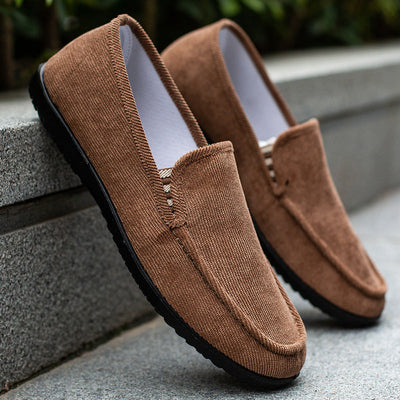 Mocasines de pana para hombre con suela antideslizante: cómodos y duraderos.