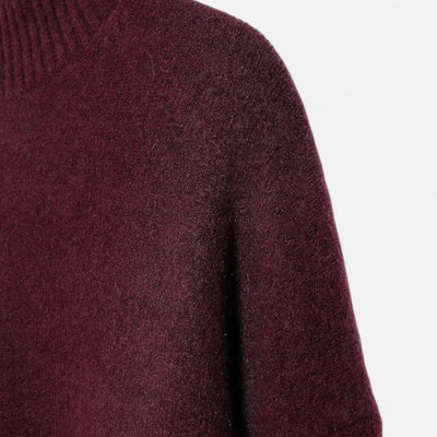 Pull en laine bordeaux, texture douce et chaude, col rond, idéal pour l'hiver. Mode élégante, vêtement confortable, tendance automne-hiver.