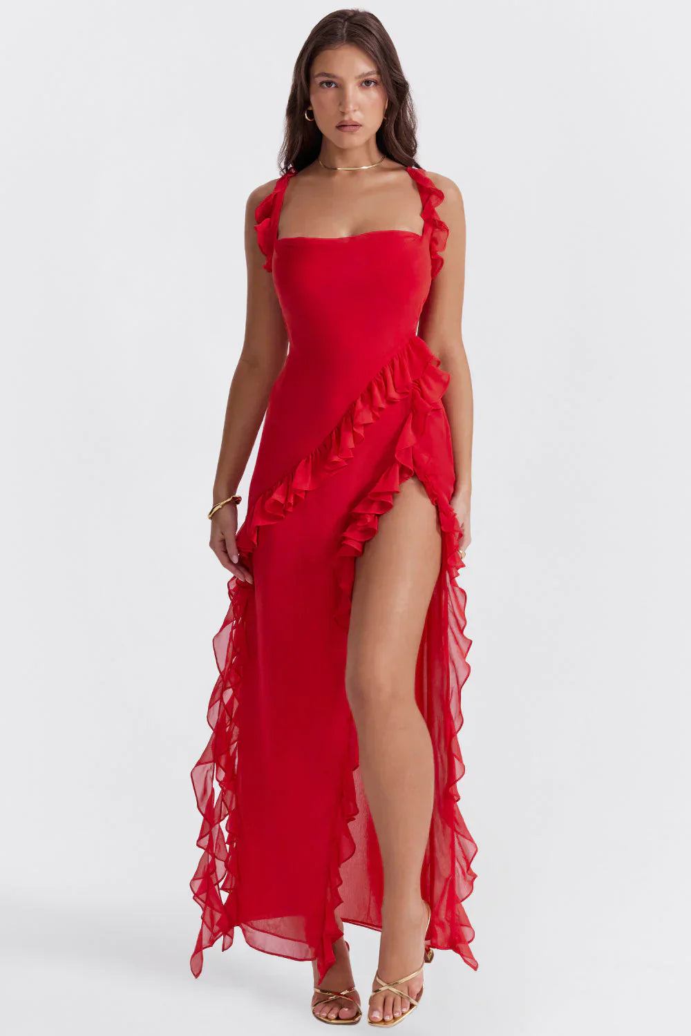Robe rouge élégante avec volants, fente haute, portée par une femme. Mode féminine, tenue de soirée glamour, style chic et tendance.