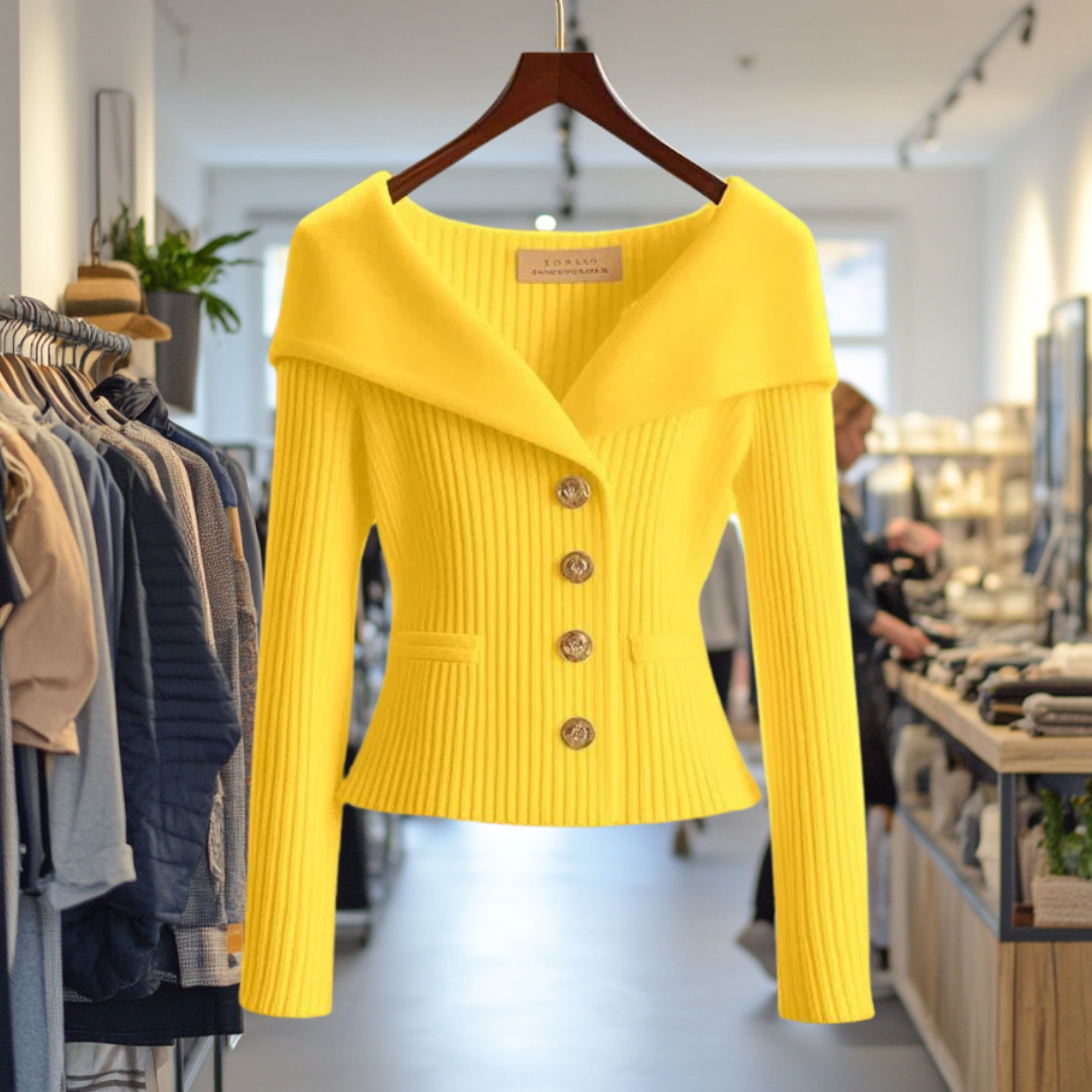 Veste jaune vif en tricot côtelé avec col large et quatre boutons dorés, suspendue dans une boutique de vêtements moderne.