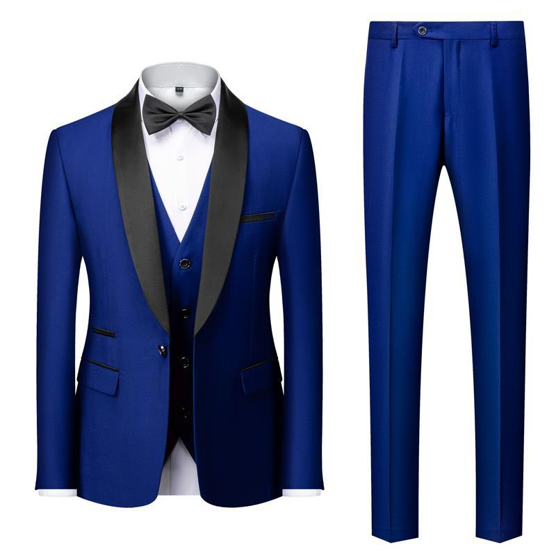 Costume homme bleu élégant avec veste à col châle noir, gilet assorti, chemise blanche et nœud papillon noir. Mode masculine formelle.
