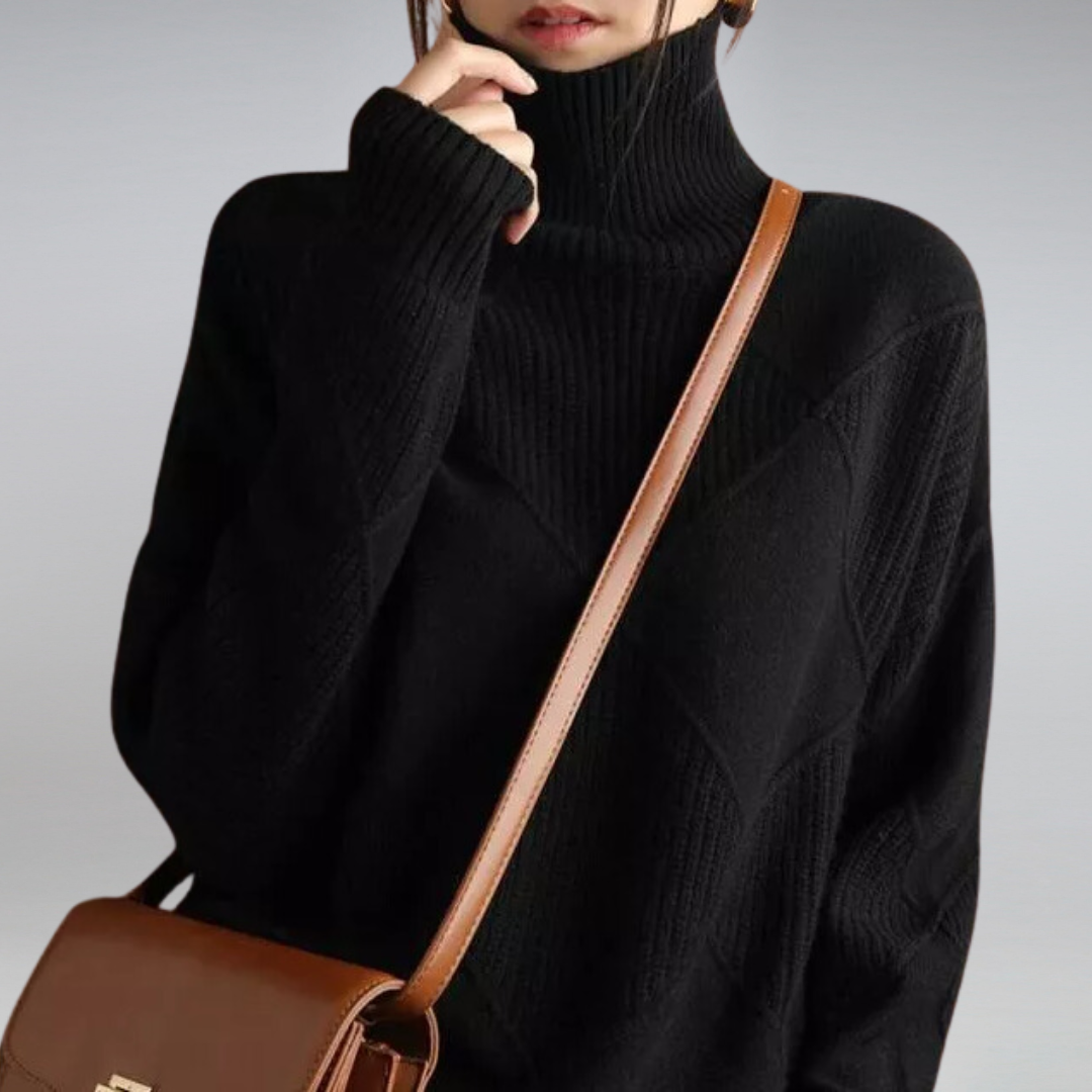 Femme portant un pull noir à col roulé, tenant un sac à bandoulière marron. Mode automne-hiver, style élégant et minimaliste.