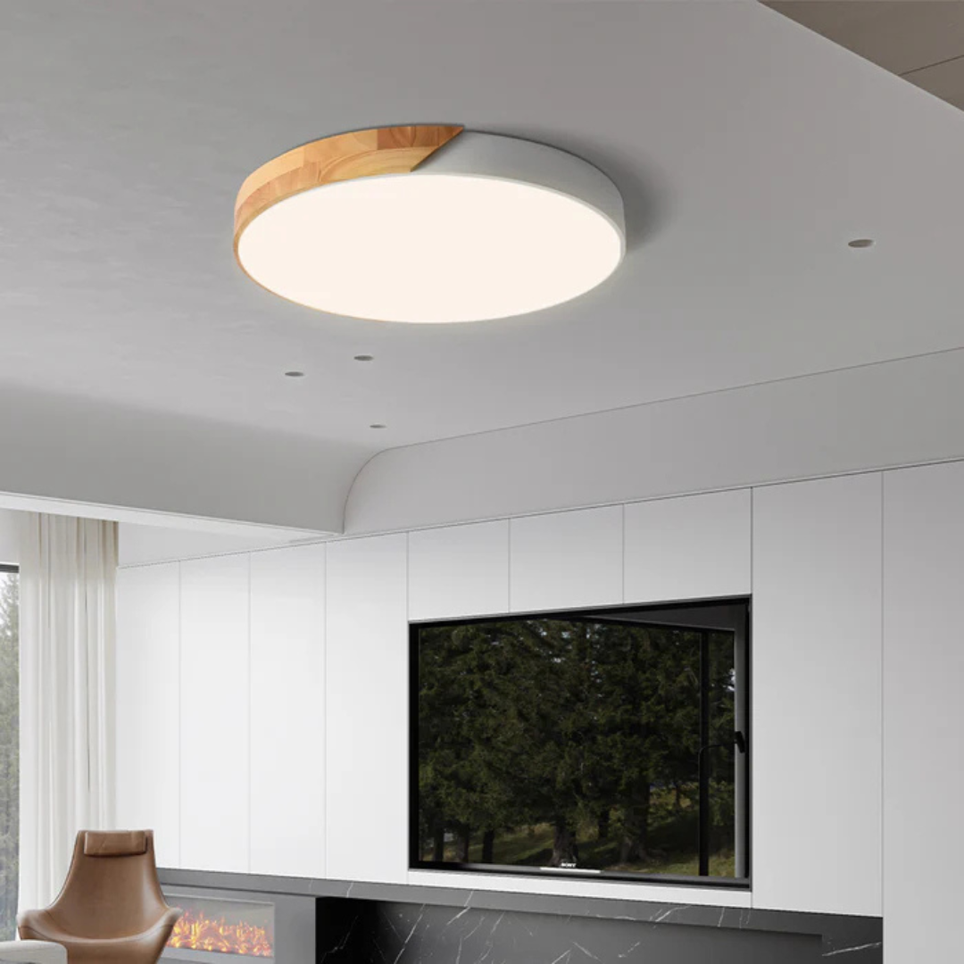 Plafonnier LED moderne rond en bois et métal, éclairage intérieur design, salon contemporain avec grandes fenêtres et mobilier minimaliste.