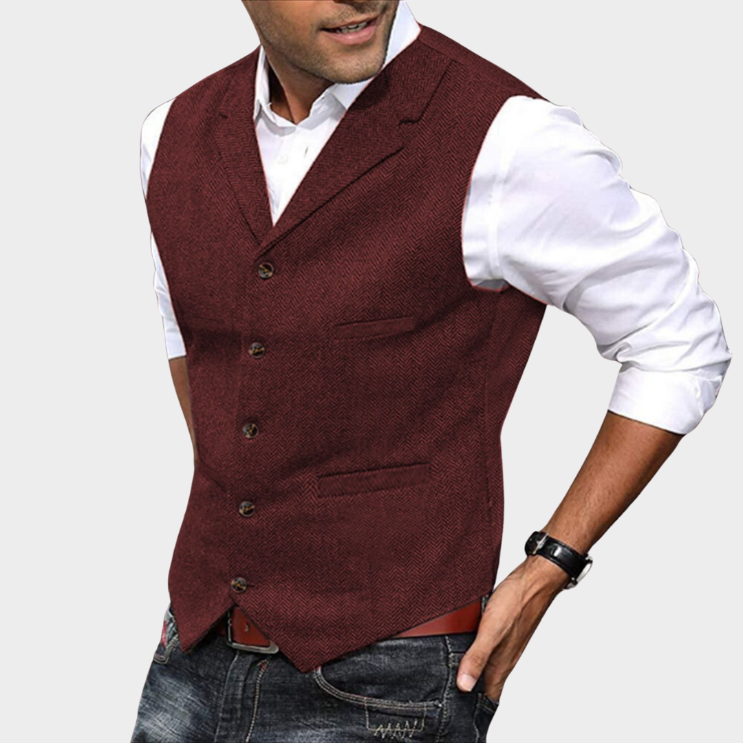 Homme portant un gilet bordeaux élégant sur chemise blanche, style décontracté chic, mode masculine, tenue moderne, jeans bleu.