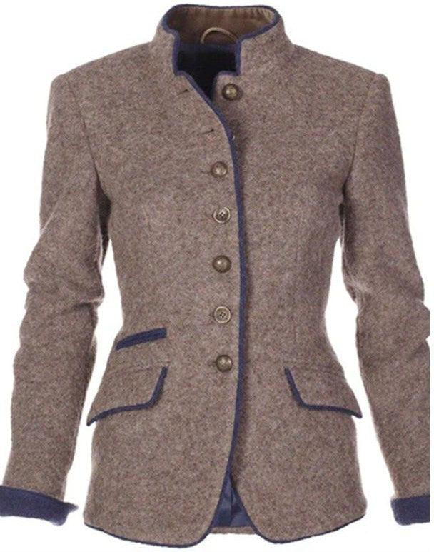 Veste en tweed marron pour femme avec col montant, boutons en métal, poches à rabat et bordures bleues. Mode élégante, style classique.