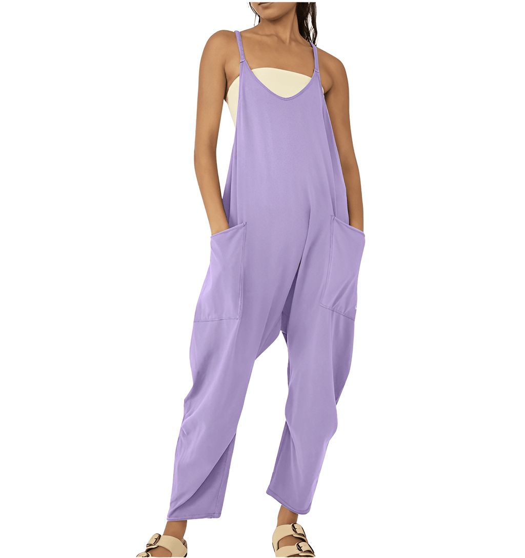 Combinaison ample violette pour femme avec poches, bretelles fines et sandales dorées. Mode décontractée, tendance et confortable.