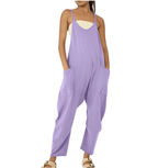 Combinaison ample violette pour femme avec poches, bretelles fines et sandales dorées. Mode décontractée, tendance et confortable.