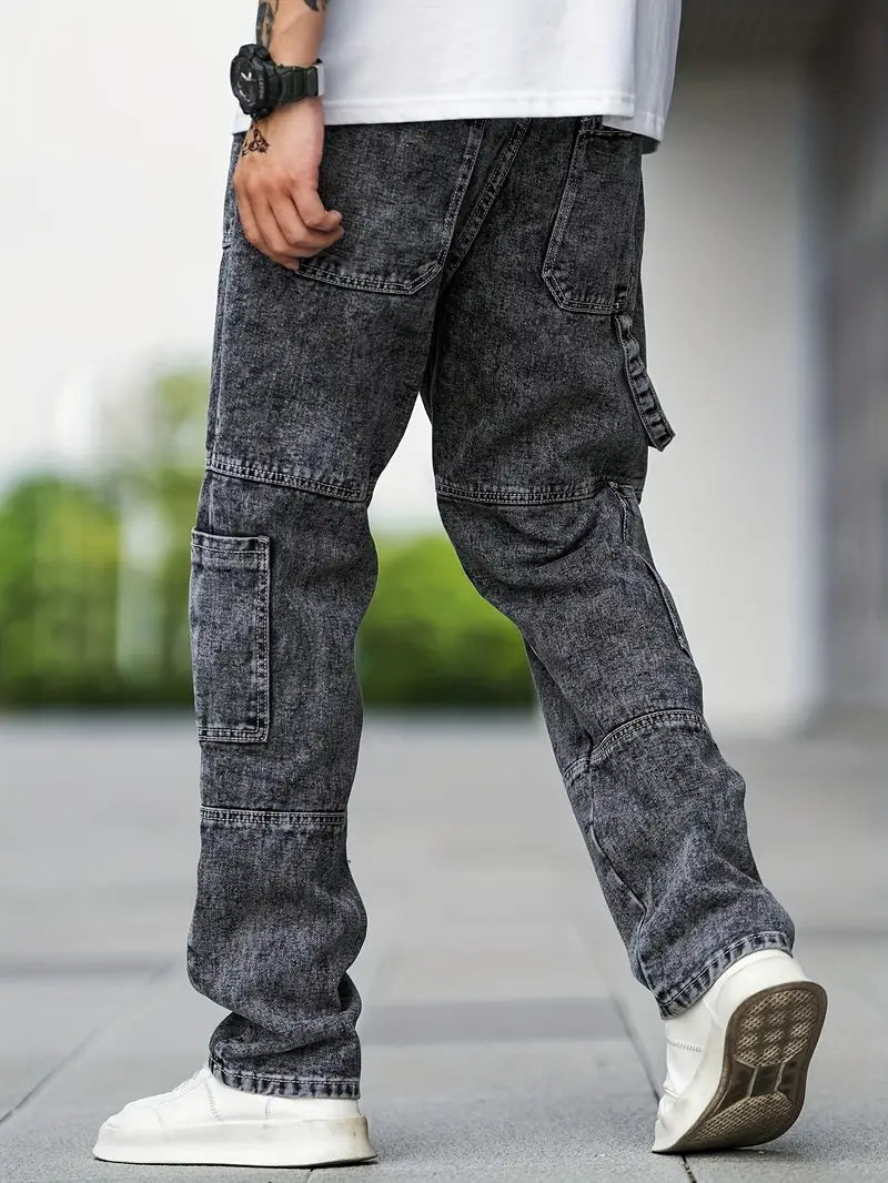 Jeans cargo gris foncé pour homme, style décontracté, avec poches multiples, portés avec des baskets blanches, mode urbaine moderne.