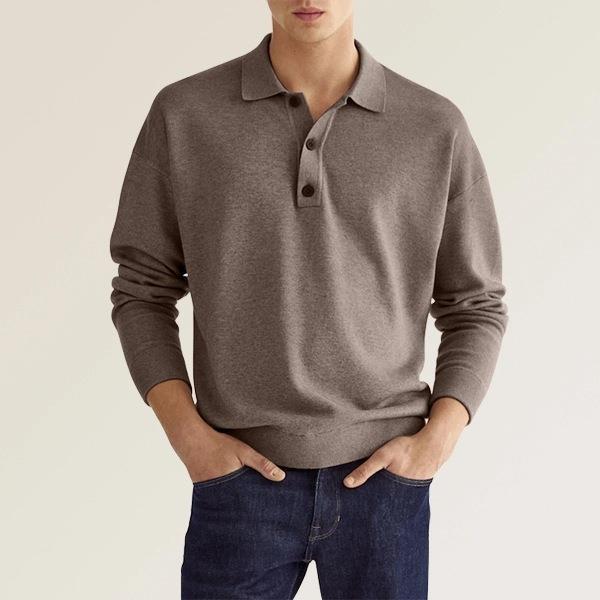 Homme portant un pull polo marron en laine, manches longues, avec jeans bleu. Mode masculine élégante et décontractée, automne-hiver.