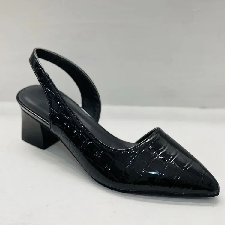 Escarpin noir verni à talon carré, motif croco, bride arrière. Chaussure élégante pour femme, idéale pour soirées et tenues habillées.