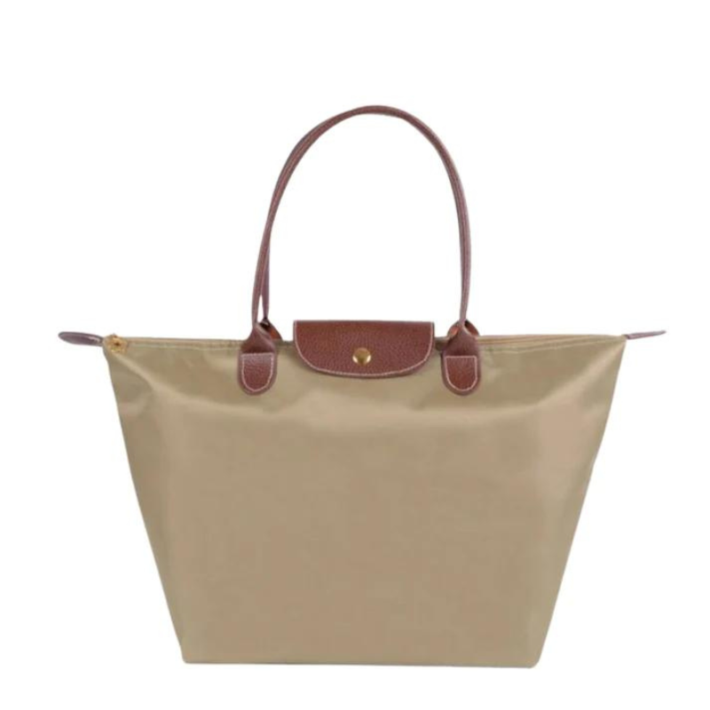 Sac à main beige en toile avec poignées et rabat en cuir marron, design élégant et pratique, idéal pour un usage quotidien et tendance mode.