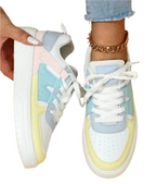 Baskets multicolores pastel pour femme, avec semelle blanche, lacets blancs et bracelet chaîne doré, tendance mode printemps-été.