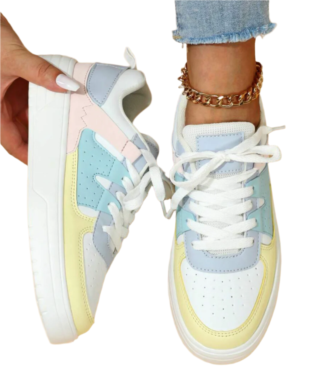 Baskets multicolores pastel pour femme, avec semelle blanche, lacets blancs et bracelet chaîne doré, tendance mode printemps-été.