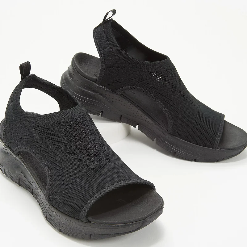 Sandales noires en maille respirante avec semelle épaisse, design moderne et ouvert, idéales pour un confort estival et un style décontracté.