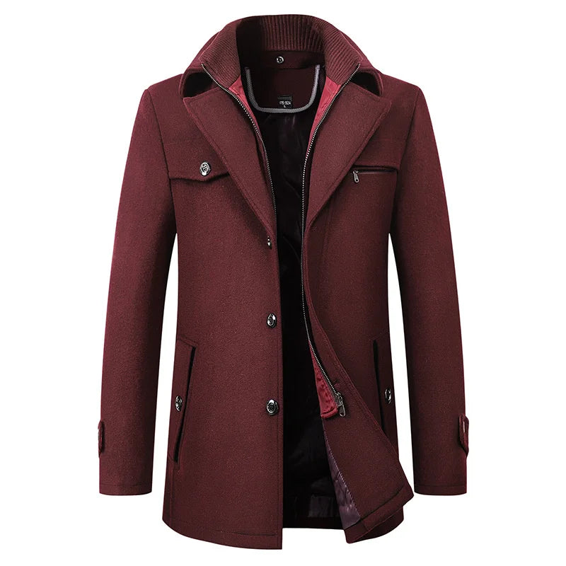 Manteau homme élégant bordeaux, col montant, boutons noirs, poches latérales, style automne-hiver, mode masculine, vêtement chaud et chic.