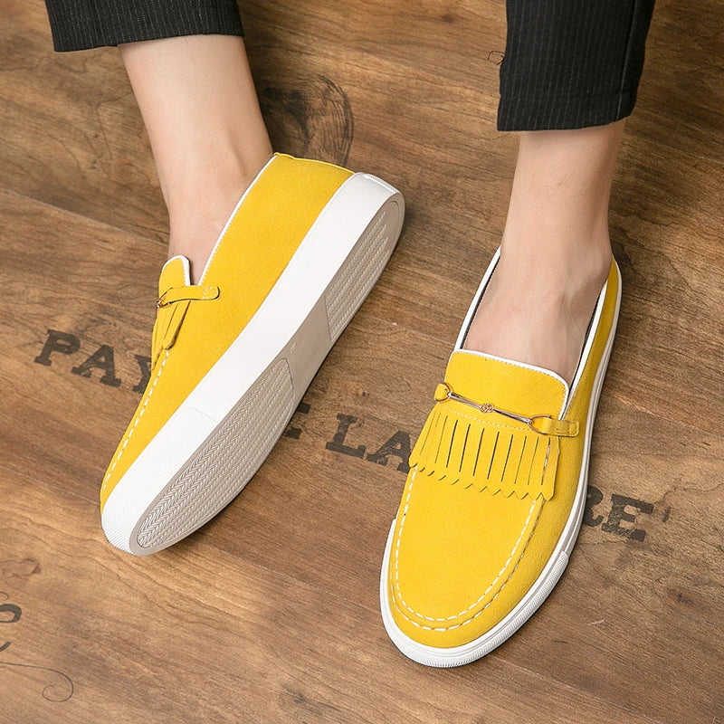Chaussures mocassins jaunes en daim pour homme sur sol en bois, semelle blanche, style décontracté et moderne, mode masculine tendance.