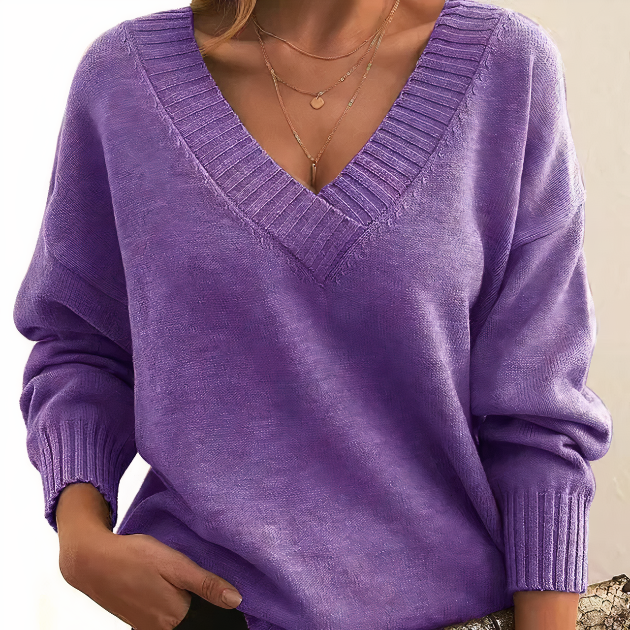 Pull violet à col en V pour femme, manches longues, tricot doux, style décontracté, mode automne-hiver, tendance élégante et confortable.