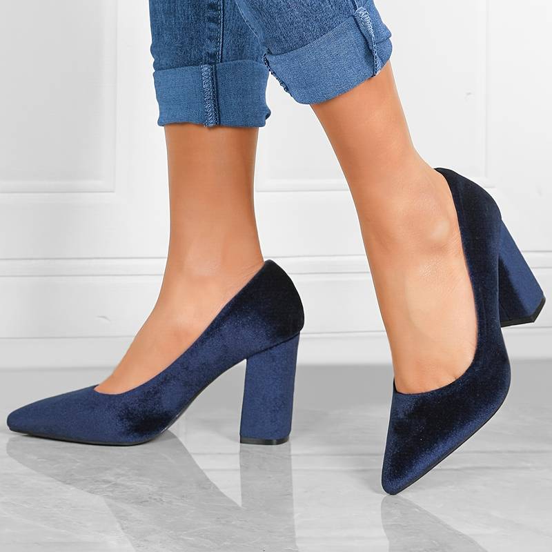 Escarpins en velours bleu marine à talons blocs, portés avec un jean retroussé. Chaussures élégantes pour femme, mode automne-hiver.