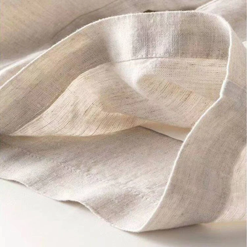 Linge en lin beige clair, texture douce et naturelle, drapé élégant. Tissu écologique, idéal pour décoration intérieure et vêtements.