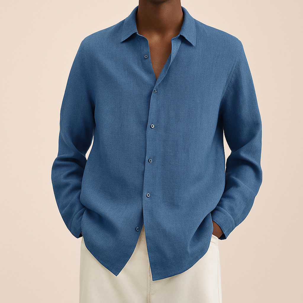 Chemise bleue en lin pour homme, manches longues, col classique, boutons apparents, portée avec un pantalon beige. Mode élégante et décontractée.