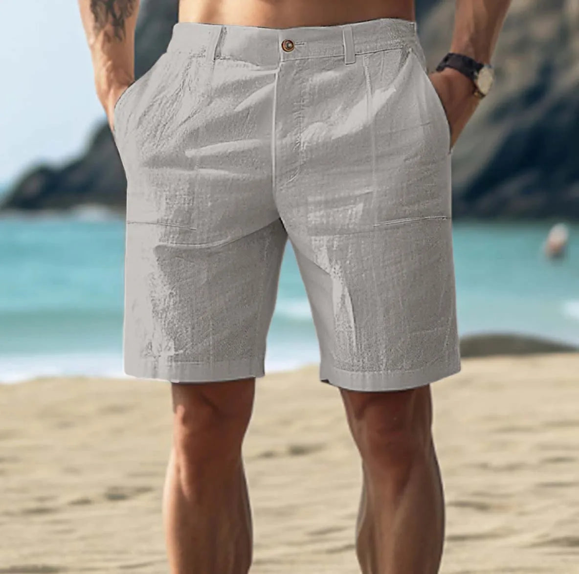 Short gris pour homme sur une plage ensoleillée, idéal pour l'été. Tissu léger et confortable, parfait pour les activités de plein air et les vacances.