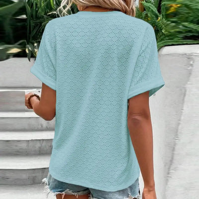 Top transpirable con cuello en V Myla: cómodo y elegante para todos los días.