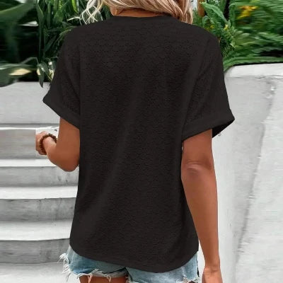 Top transpirable con cuello en V Myla: cómodo y elegante para todos los días.