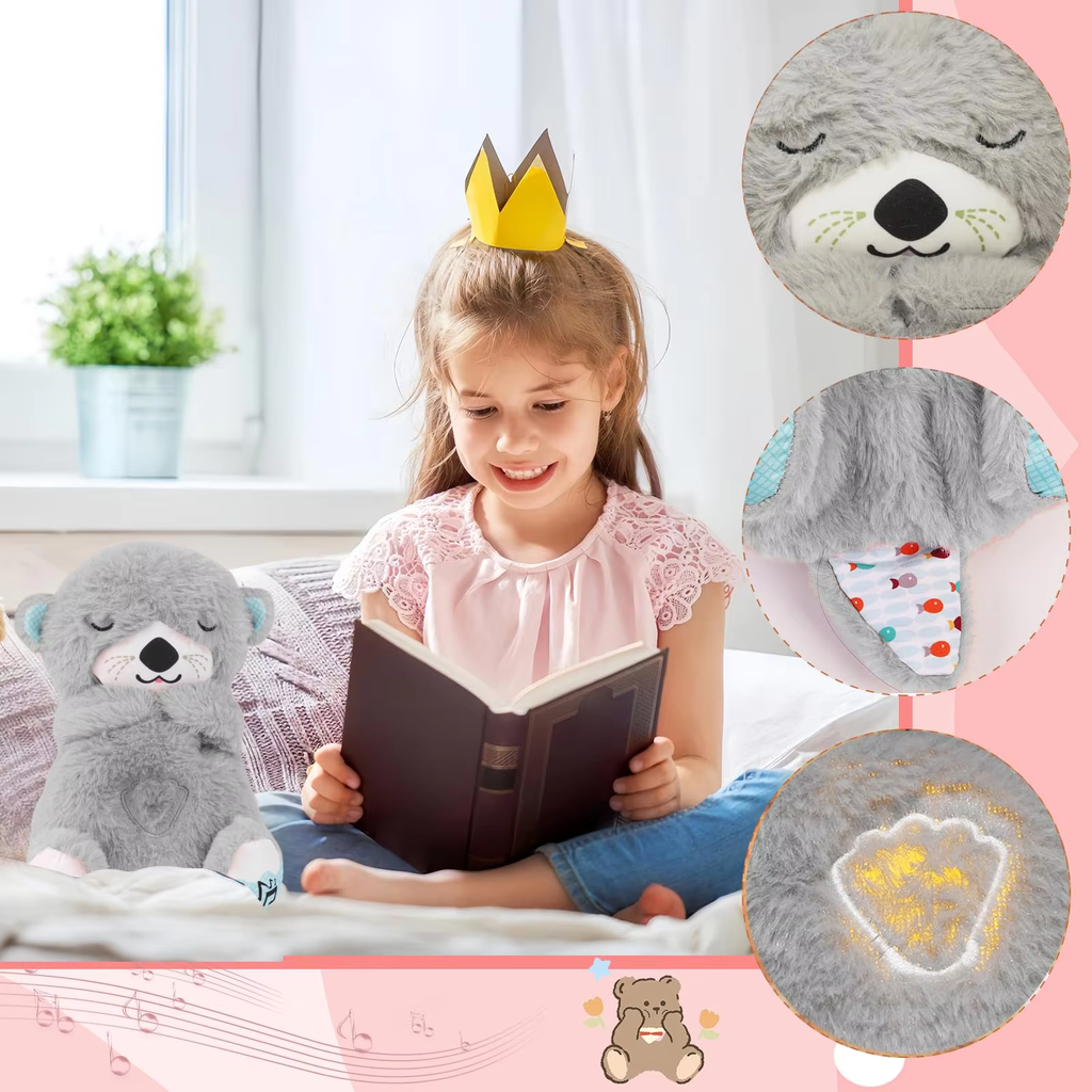 Enfant lisant avec peluche interactive grise, couronne jaune, détails de peluche en gros plan, chambre lumineuse, jouet éducatif pour enfants.