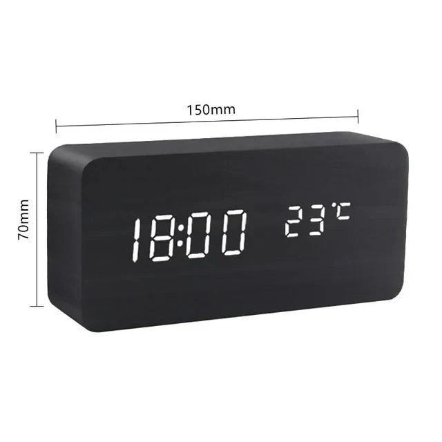 Horloge numérique LED noire affichant l'heure 18:00 et la température 23°C, dimensions 150mm x 70mm, design moderne et minimaliste.
