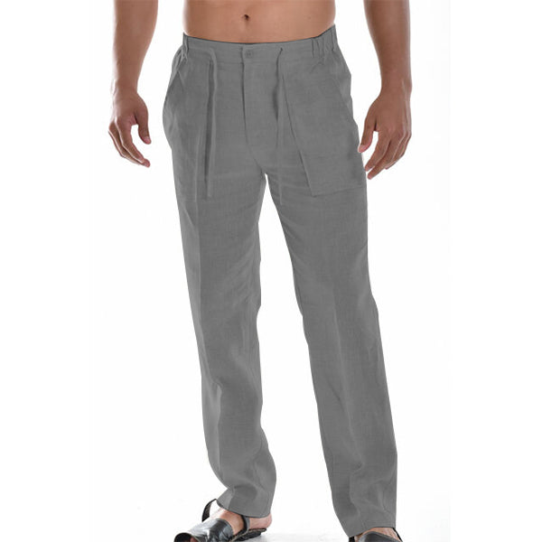 Pantalon gris pour homme, coupe droite, avec pinces, porté avec des sandales noires. Mode masculine élégante et décontractée.