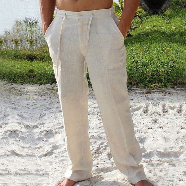 Pantalon en lin beige pour homme, style décontracté, sur fond de plage tropicale. Mode estivale, confort, élégance naturelle.