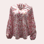 Blouse à manches longues en tissu floral rose et blanc, col en V, style décontracté. Mode féminine, tendance printemps, vêtement léger.