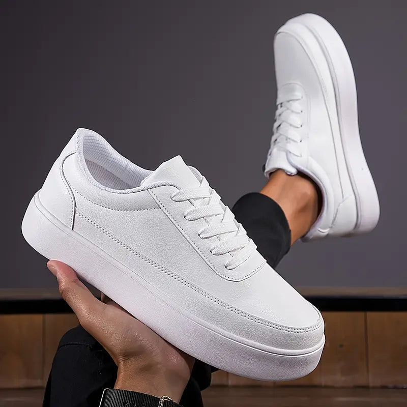 Chaussures blanches en cuir, style baskets, avec semelle épaisse. Design moderne et minimaliste, idéales pour un look décontracté et tendance.