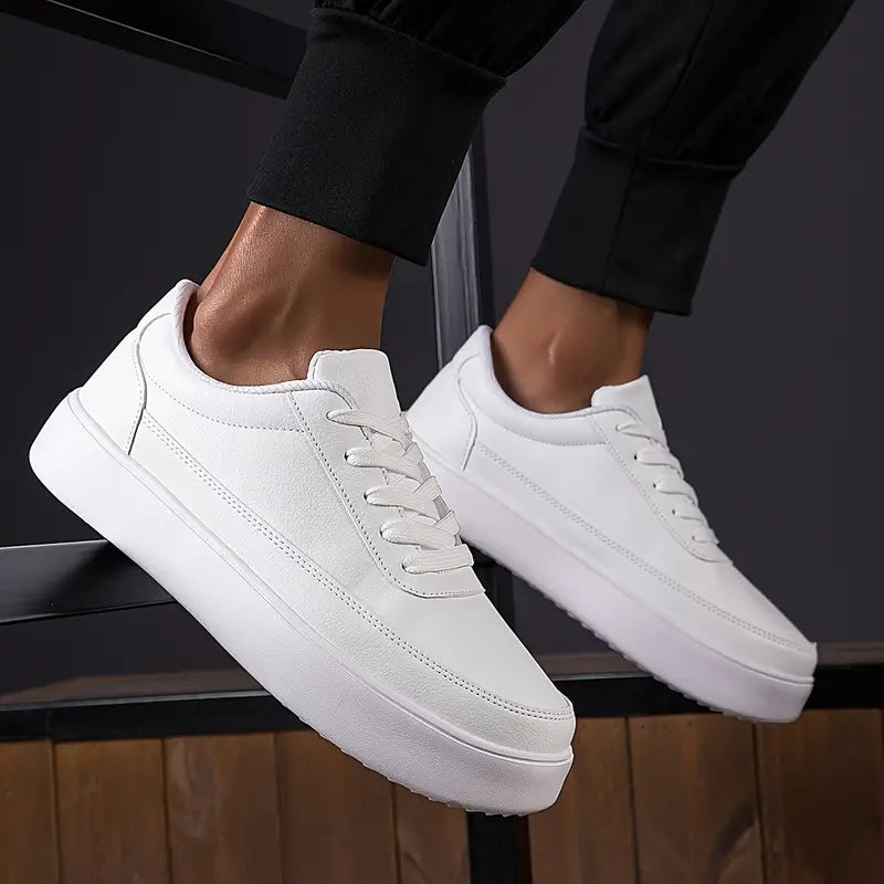 Zapatillas de skate blancas para hombre: elegantes, resistentes y cómodas.