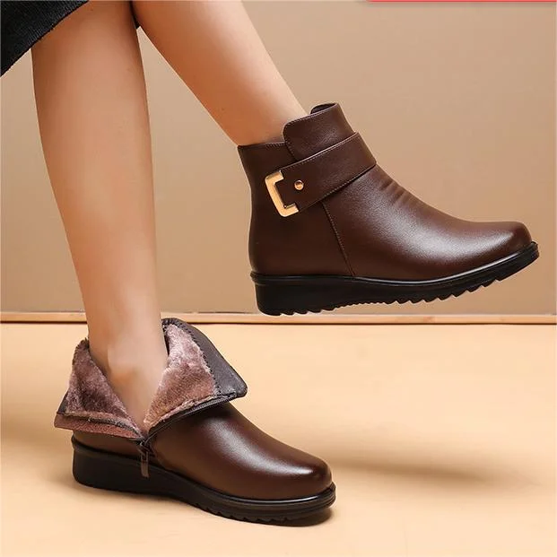 Bottes en cuir marron pour femme avec doublure en fourrure, fermeture éclair et boucle dorée, idéales pour l'hiver. Chaussures mode et confortables.