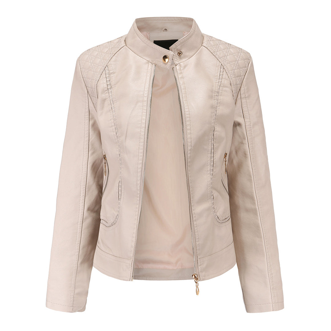 Veste en cuir beige pour femme avec col montant, fermeture éclair dorée et détails matelassés sur les épaules. Mode élégante et tendance.