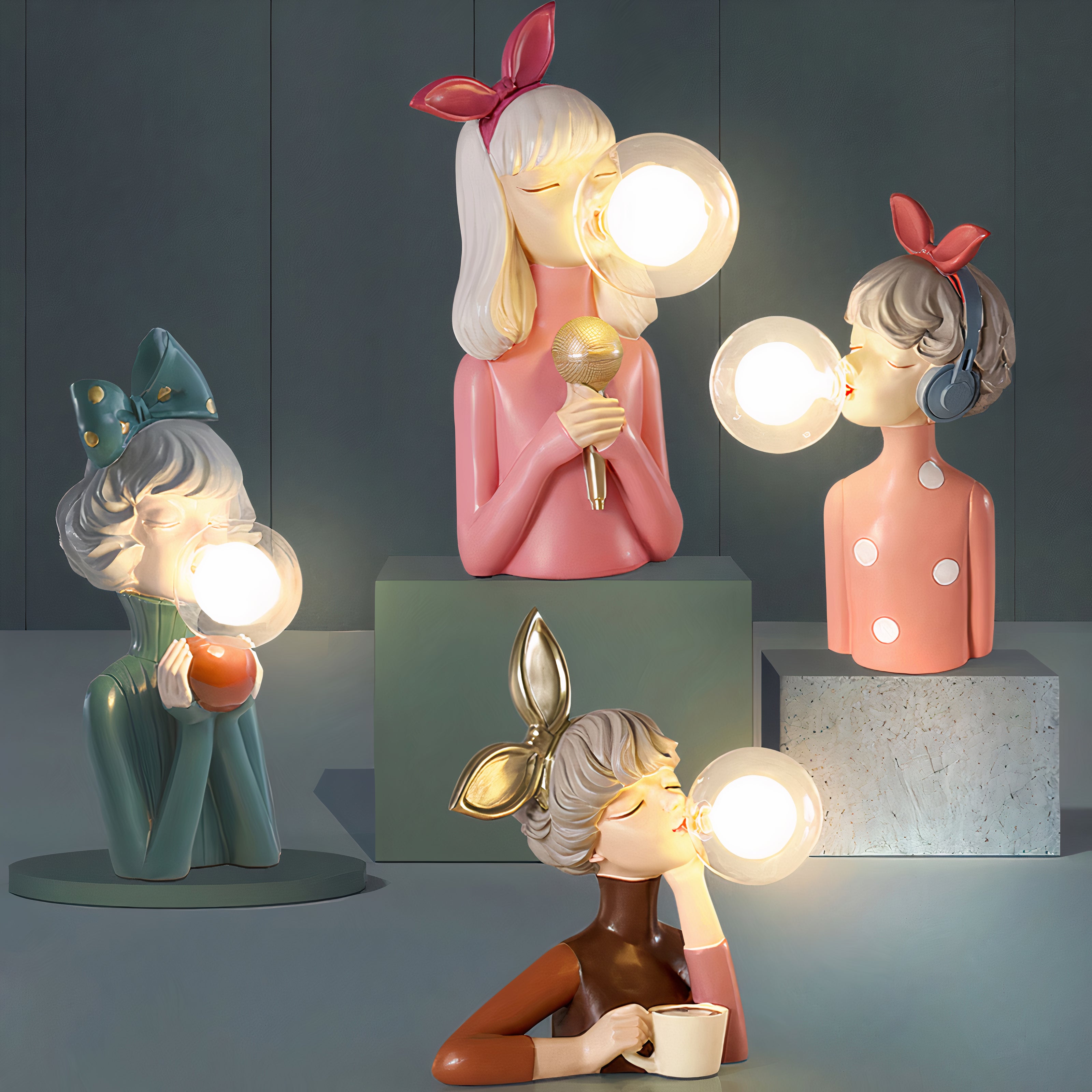 Quatre lampes décoratives en forme de bustes féminins colorés, avec des ampoules en guise de bulles lumineuses, sur fond gris moderne.