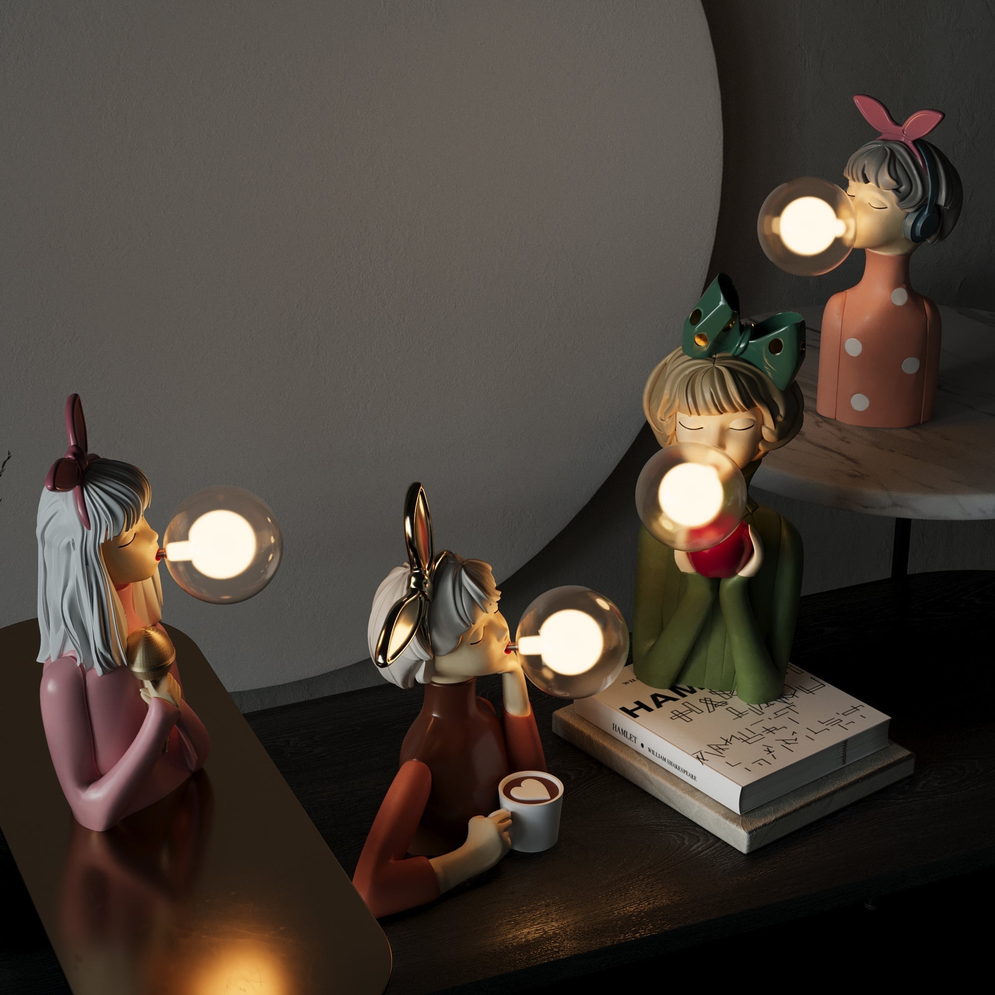 Quatre lampes décoratives en forme de personnages soufflant des bulles lumineuses, posées sur une table avec des livres, créant une ambiance artistique et moderne.